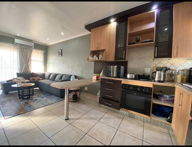 2 BEDROOM APARTMENT FOR SALE IN VANDERBIJLPARK SE 6
